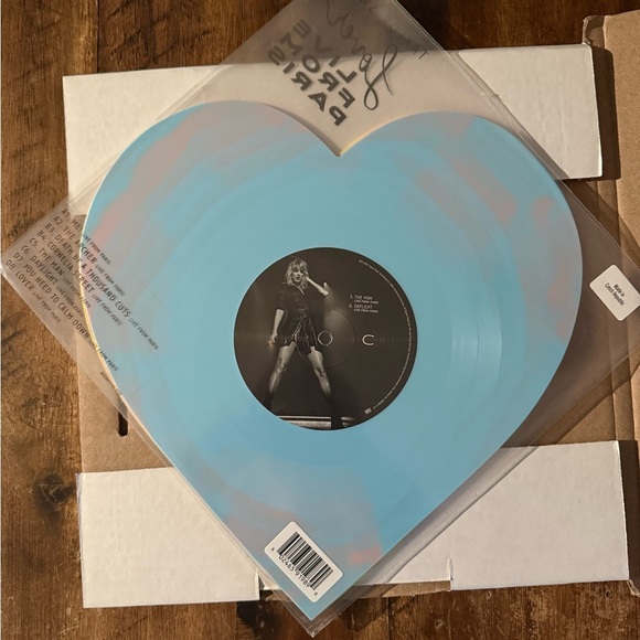 Taylor Swift Lover Live From Paris Heart Shaped Vinyl 2025 LIMITED - Picture 5 of 5